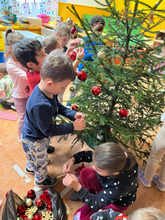 Krásně si stromeček ozdobíme